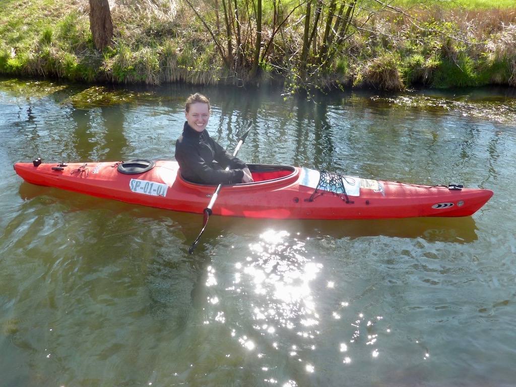 Tanja Urban sitzt in einem Paddelboot in Burg Spreewald