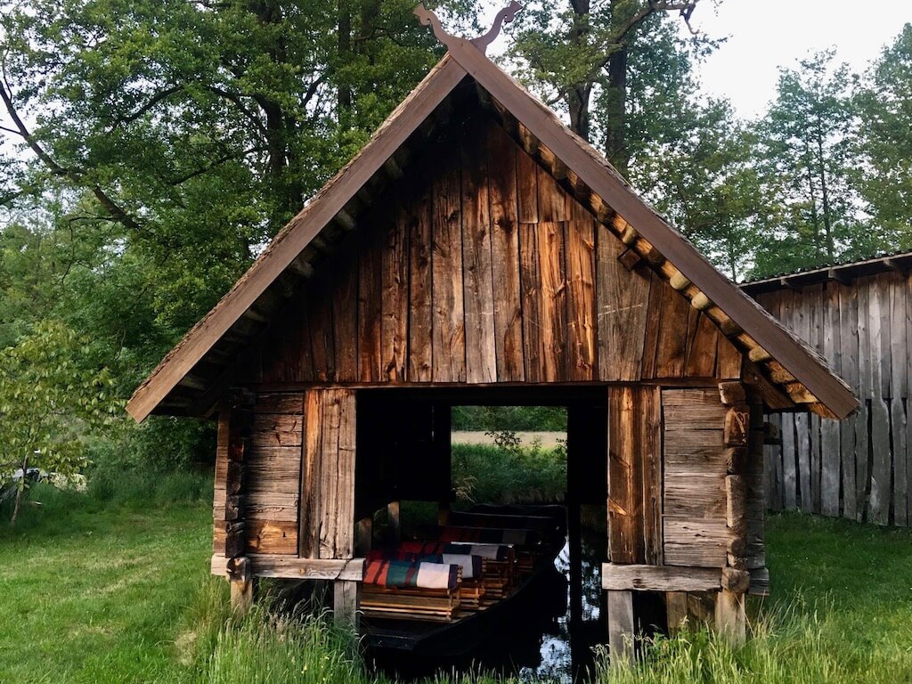 Historischer Spreewälder Kahnschuppen mit einem Kahn